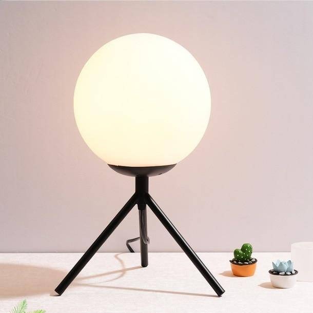 Lampe à poser design à bras dorés et boule en verre