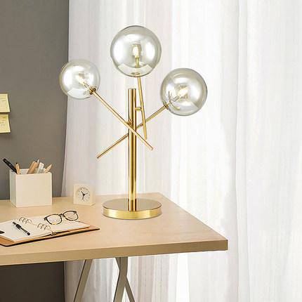 Lampe à poser design dorée et boules en verre - vue 6 sur 5