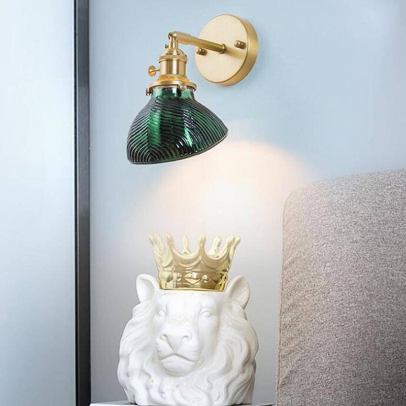 Applique murale design LED dorée avec bras rétro et abat-jour en verre émeraude