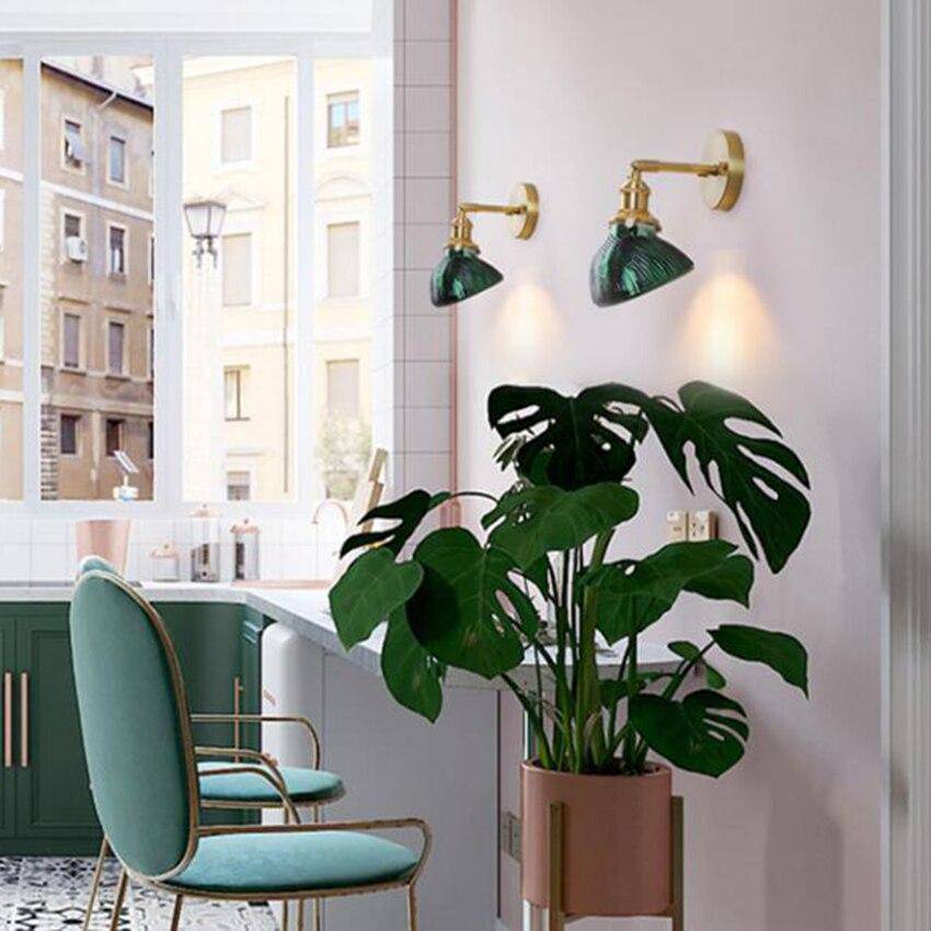 Applique murale design LED dorée avec bras rétro et abat-jour en verre émeraude - vue 3 sur 9