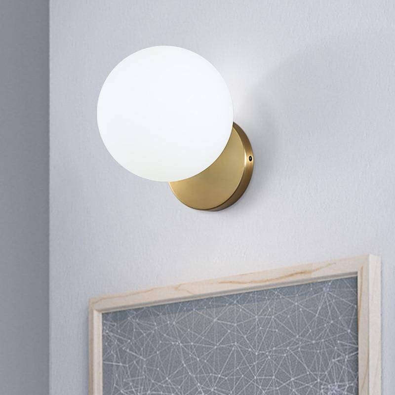 Applique à LED design boule en verre et support rond doré - vue 3 sur 5