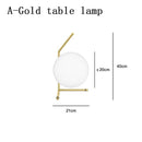 Lampe de chevet design dorée avec boule en verre Lampen