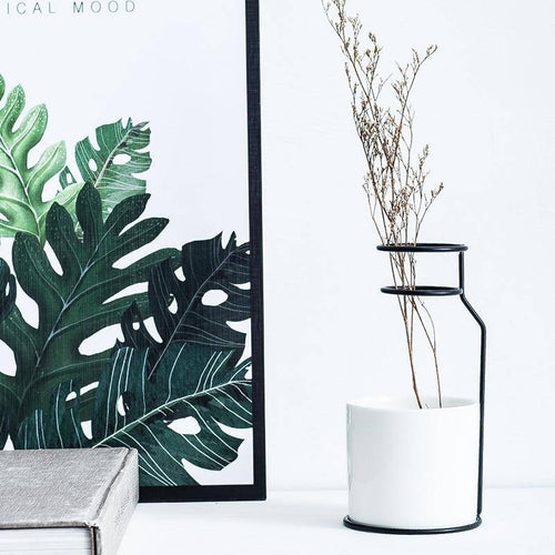 Vase design scandinave en céramique avec batons en métal