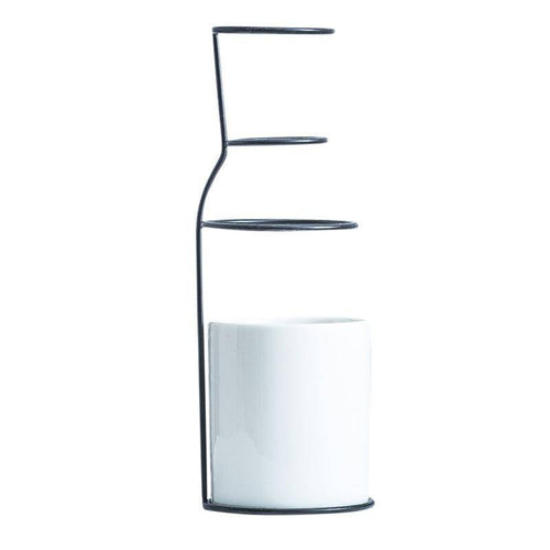Vase design scandinave en céramique avec batons en métal