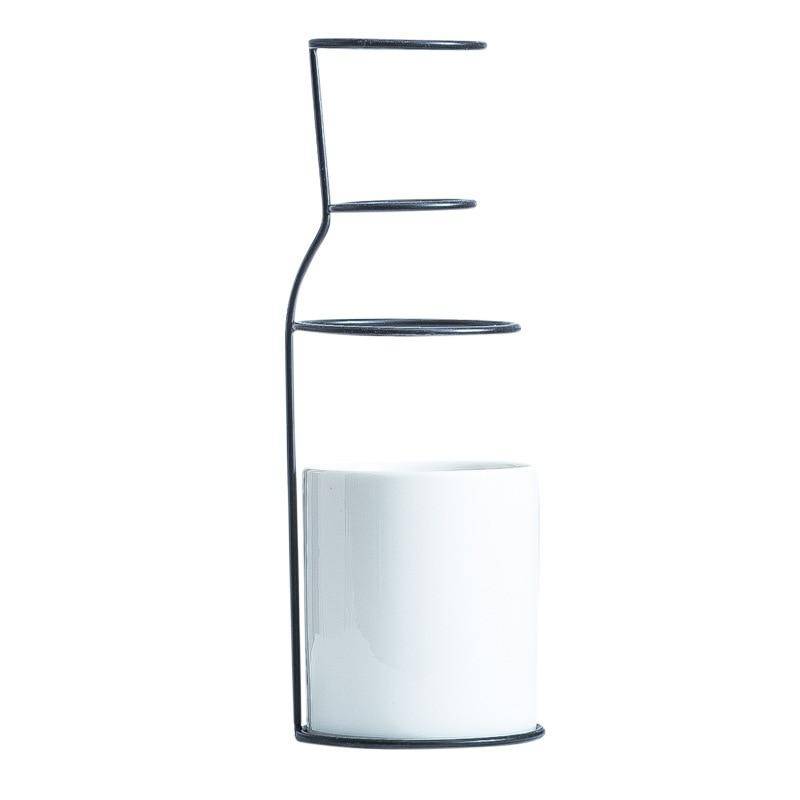 Vase design scandinave en céramique avec batons en métal - vue 8 sur 8