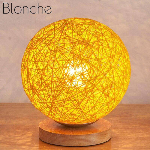 Lampe à poser LED avec socle bois et boule en tissu de couleur Wicker