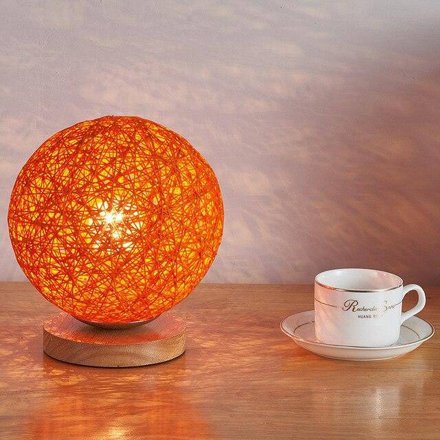 Lampe à poser LED avec socle bois et boule en tissu de couleur Wicker - vue 5 sur 6