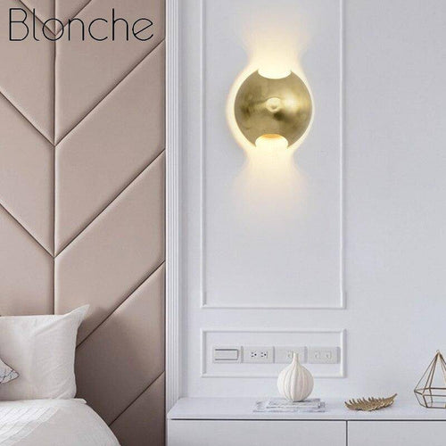 Applique murale design LED arrondie en métal doré Art