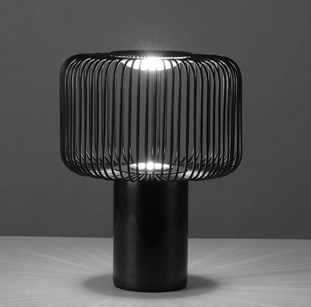 Lampe à poser design à LED avec abat-jour cage arrondie en métal noir