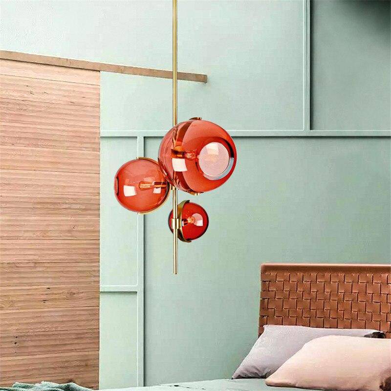 Suspension design LED avec tige doré et trois boules en verre rouge - vue 4 sur 7