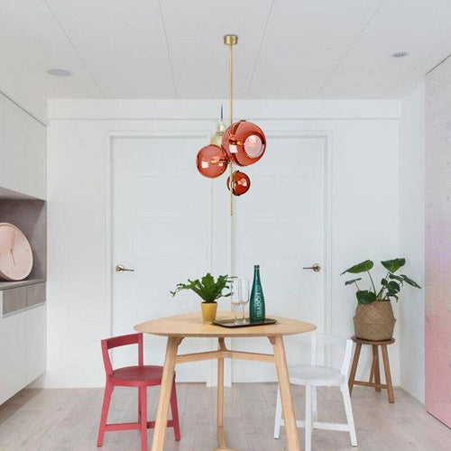 Suspension design LED avec tige doré et trois boules en verre rouge - vue 3 sur 7