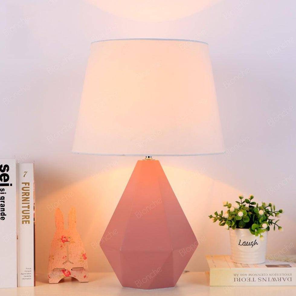 Lampe de bureau moderne LED en forme de crystal et abat-jour blanc - vue 2 sur 6