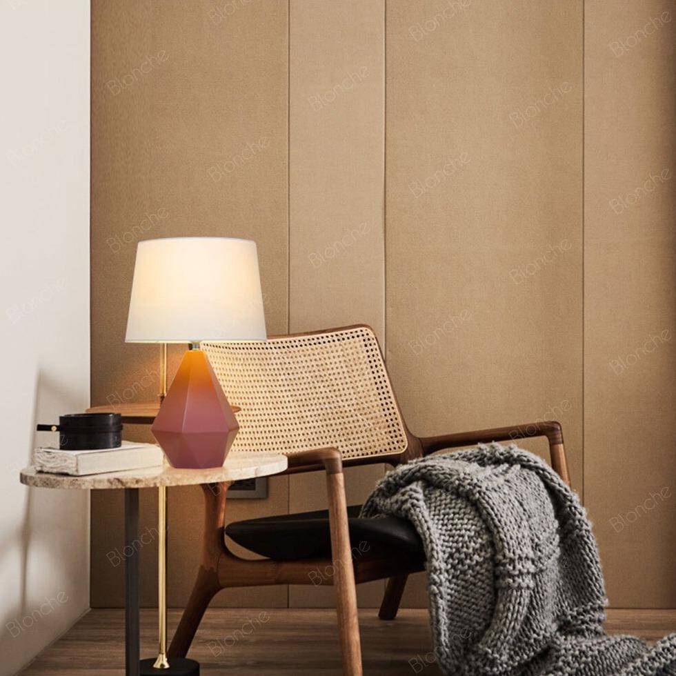 Lampe de bureau moderne LED en forme de crystal et abat-jour blanc - vue 3 sur 6