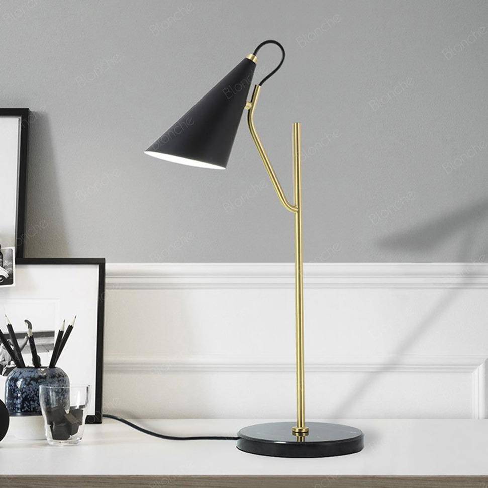 Lampe à poser design LED en marbre avec tube dorée - vue 3 sur 6