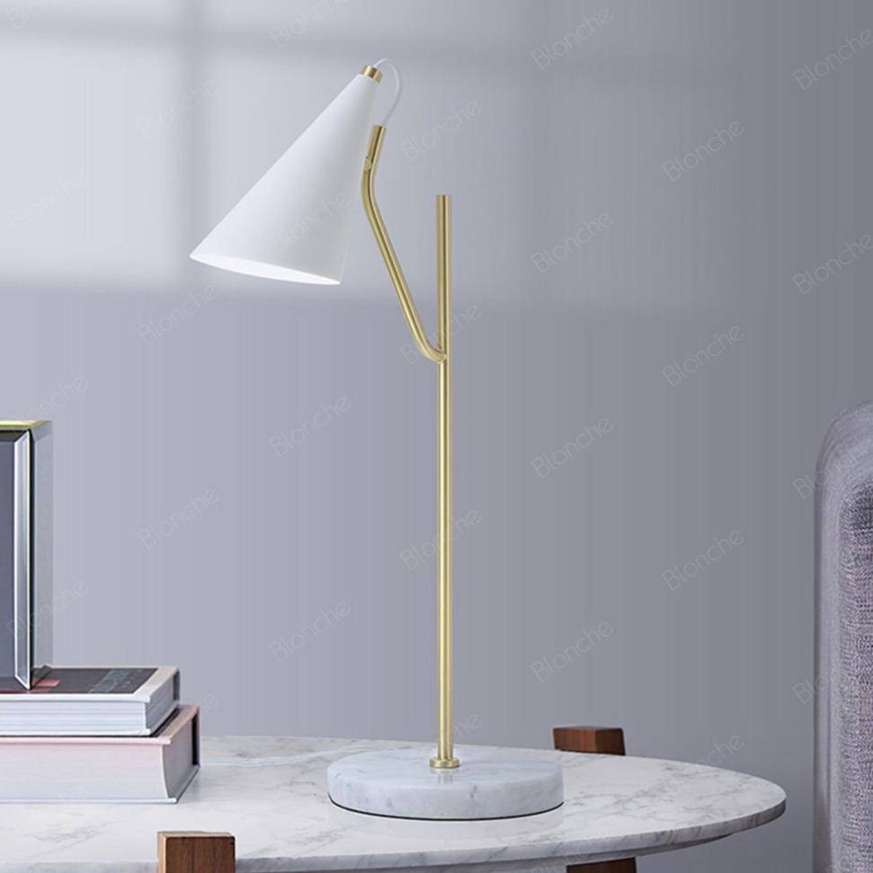 Lampe à poser design LED en marbre avec tube dorée - vue 6 sur 6