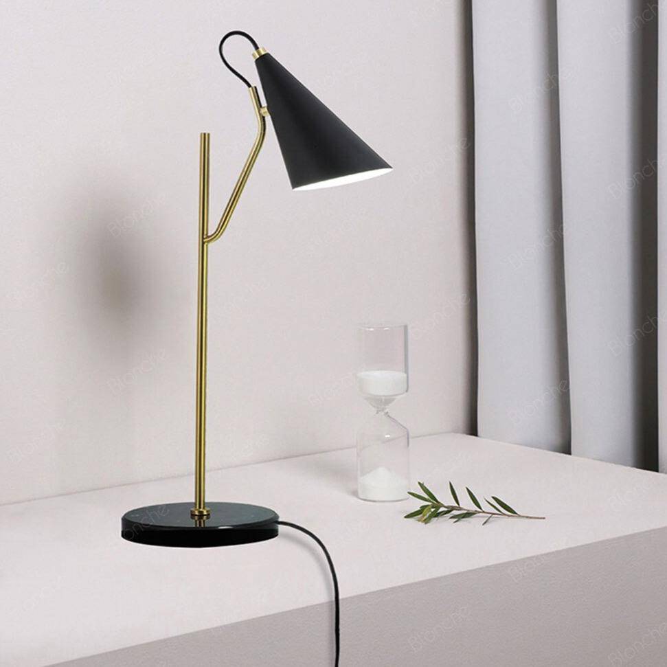 Lampe à poser design LED en marbre avec tube dorée - vue 4 sur 6