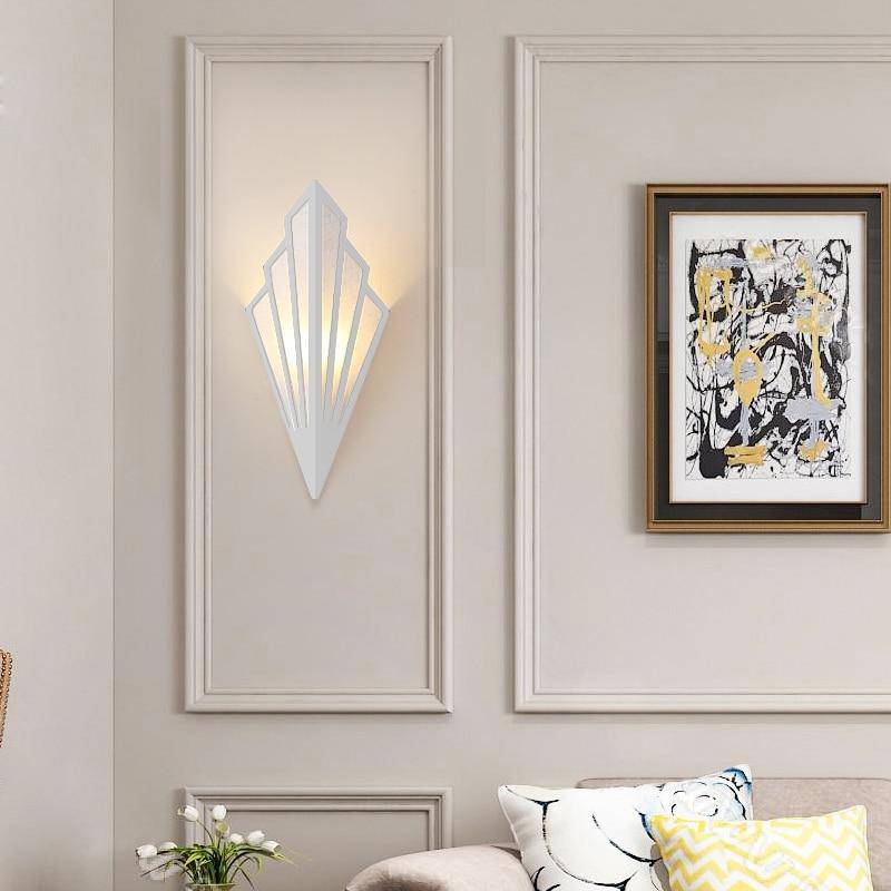 Applique murale design triangulaire LED en métal coloré