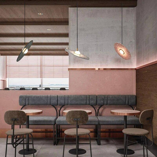 Suspension design à LED avec disque en marbre coloré