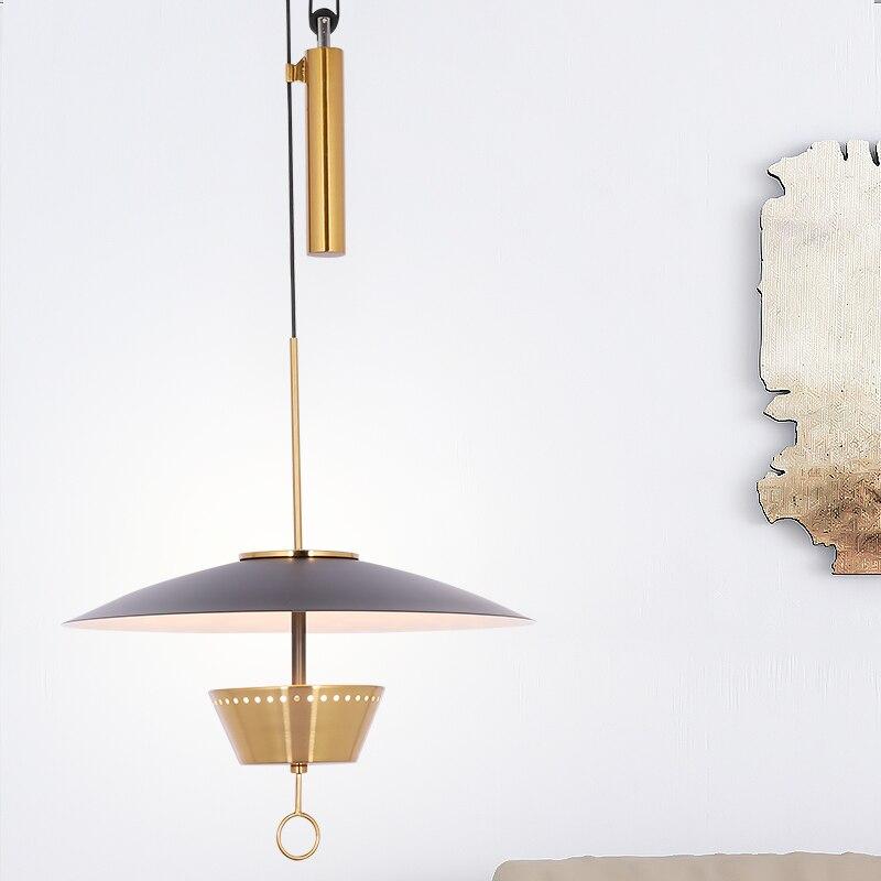 Suspension design LED dorée avec abat-jour chapeau noir - vue 3 sur 4