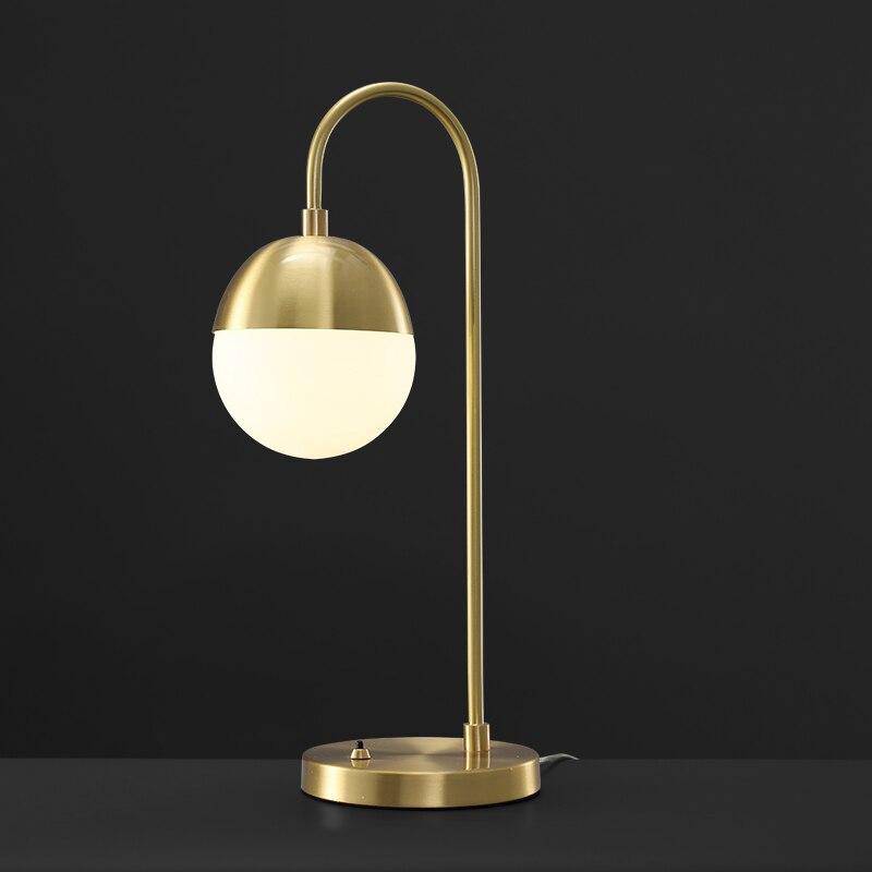 Lampe à poser design LED avec bras doré et boule en verre Soft - vue 4 sur 5