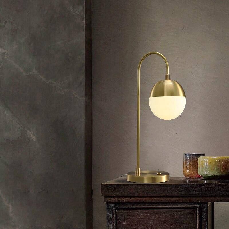 Lampe à poser design LED avec bras doré et boule en verre Soft - vue 3 sur 5