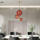 Suspension design LED avec tige doré et trois boules en verre rouge