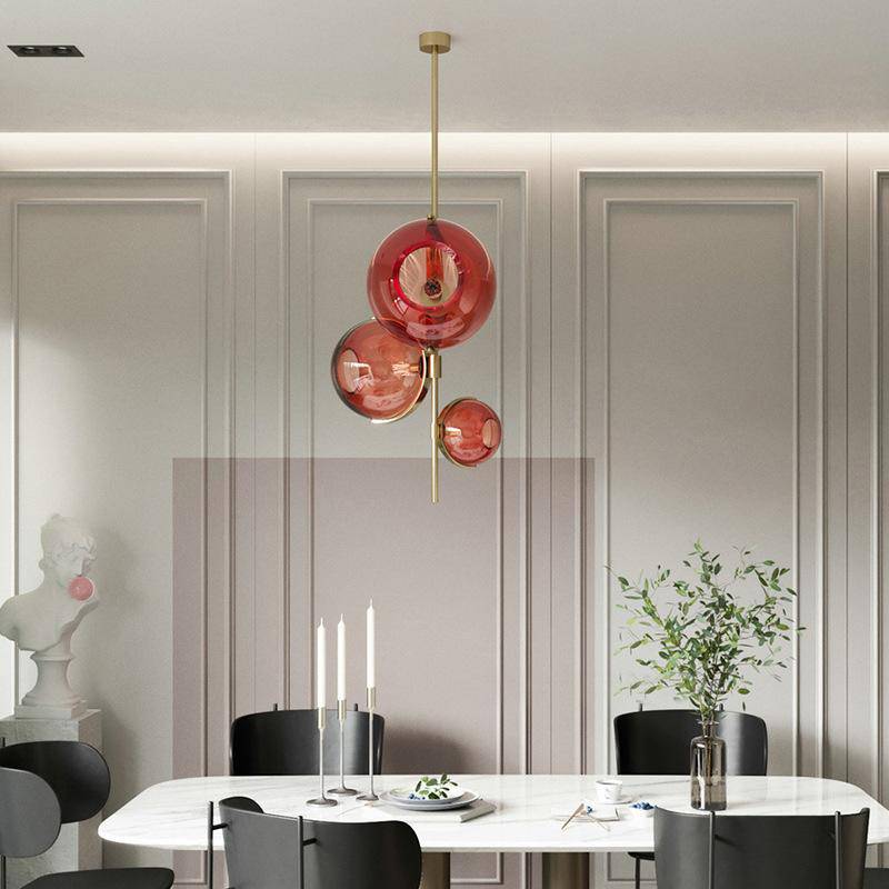 Suspension design LED avec tige doré et trois boules en verre rouge - vue 3 sur 7