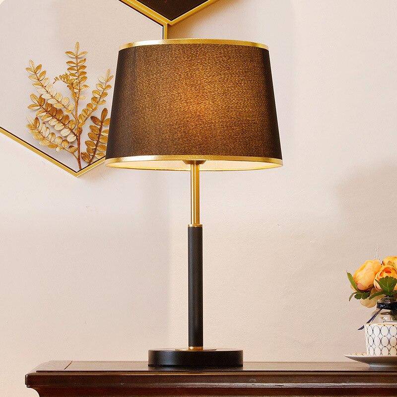 Lampe à poser moderne LED avec abat-jour aux bords dorés - vue 3 sur 4