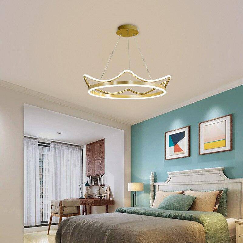 Lustre design LED en métal doré style Crown - vue 4 sur 4