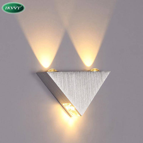 Applique murale LED chromée en aluminium brossé en triangle