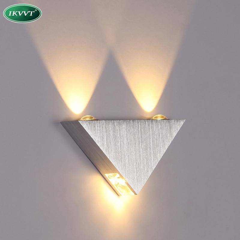Applique murale LED chromée en aluminium brossé en triangle - vue 3 sur 2