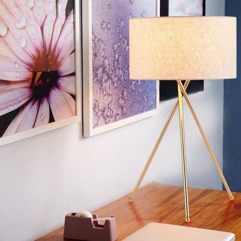 Lampe à poser design dorée avec abat-jour en tissu