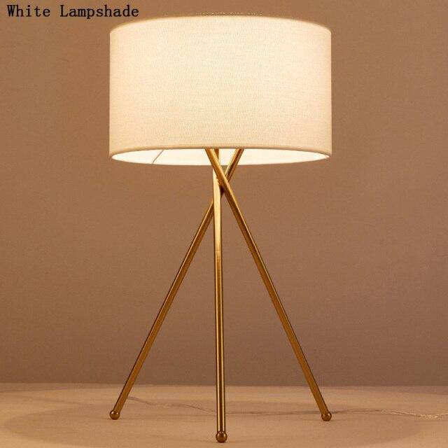 Lampe à poser design dorée avec abat-jour en tissu