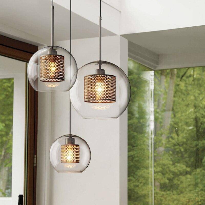 Suspension design LED avec abat-jour industriel et boule en verre Loft