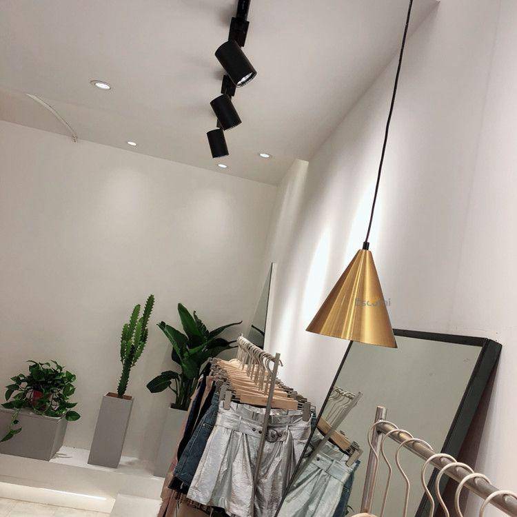 Suspension design doré en forme de cône Luxe - vue 2 sur 6