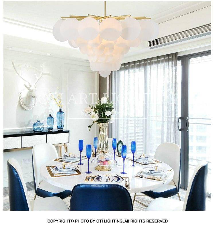 Lustre design avec branches dorées et boules en verre - vue 4 sur 7