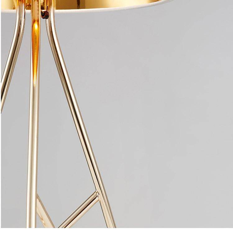 Lampe à poser design avec abat-jour et pieds chromés Novelty - vue 7 sur 7