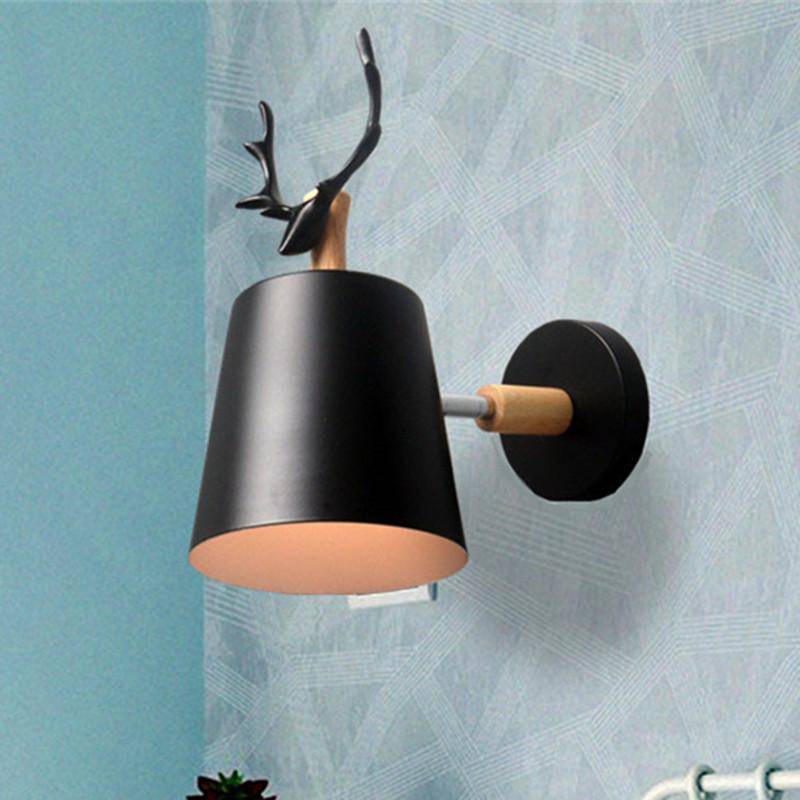 Applique murale avec abat-jour en métal et support en bois avec corne de cerf