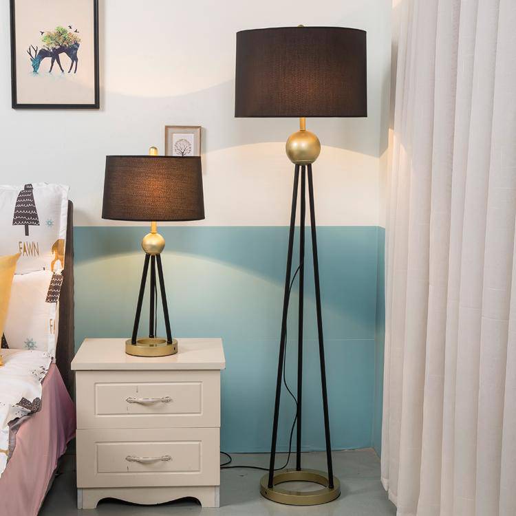 Lampe de chevet LED design trois pieds reliés avec boule doré et abat-jour tissu - vue 4 sur 3